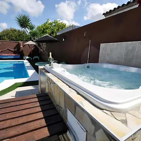 Chalet Familiar Con Piscina Y Jacuzzi Compartidos En Conil, Cerca De La Playa - Es-180-84 * Conil De La Frontera