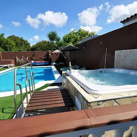 Chalet Familiar Con Piscina Y Jacuzzi Compartidos En Conil, Cerca De La Playa - Es-180-84